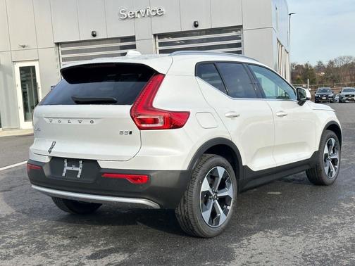 2025 Volvo XC40 B5 Core Bright Theme