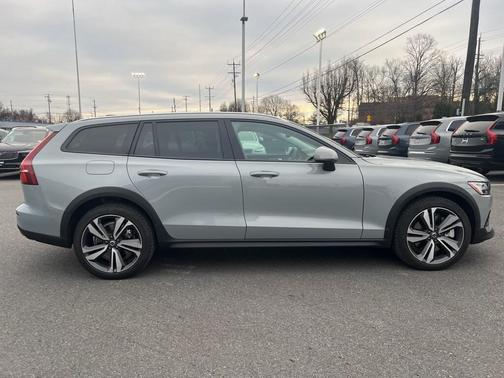 2025 Volvo V60 Cross Country B5 Plus
