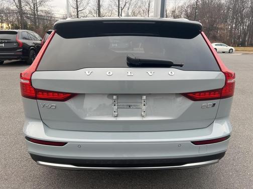 2025 Volvo V60 Cross Country B5 Plus