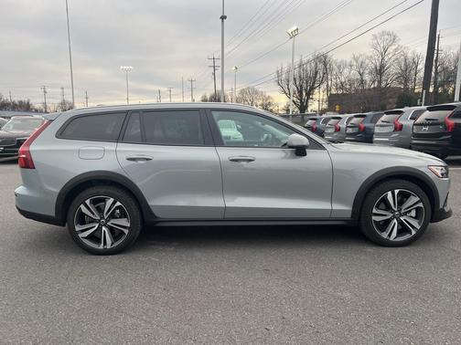 2025 Volvo V60 Cross Country B5 Plus