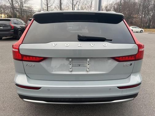 2025 Volvo V60 Cross Country B5 Plus