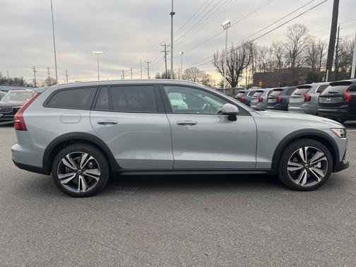 2025 Volvo V60 Cross Country B5 Plus