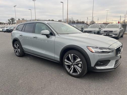 2025 Volvo V60 Cross Country B5 Plus