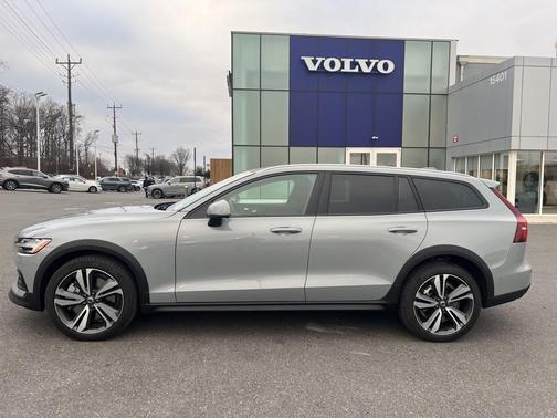 2025 Volvo V60 Cross Country B5 Plus