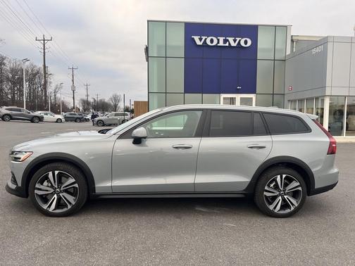 2025 Volvo V60 Cross Country B5 Plus