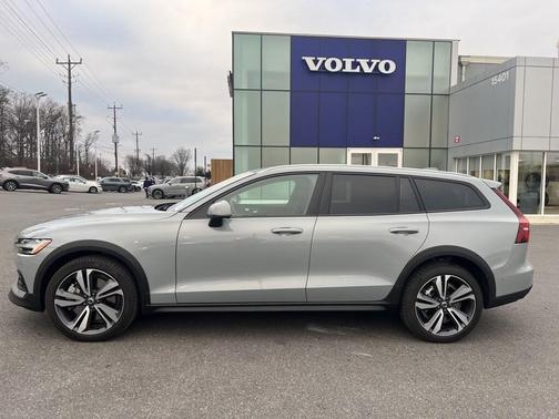 2025 Volvo V60 Cross Country B5 Plus