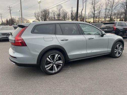 2025 Volvo V60 Cross Country B5 Plus