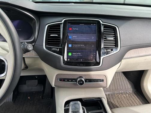 2024 Volvo XC90 Recharge Plug-In Hybrid T8 Ultimate Bright Theme 7-Seater