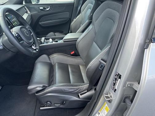 2022 Volvo XC60 Recharge Plug-In Hybrid T8 R-Design Extended Range