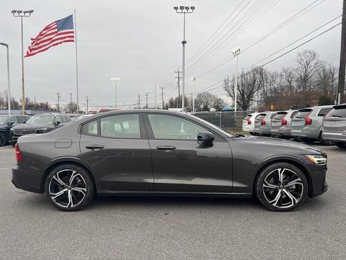 2023 Volvo S60 B5 Ultimate Dark Theme