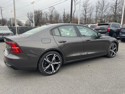 2023 Volvo S60 B5 Ultimate Dark Theme