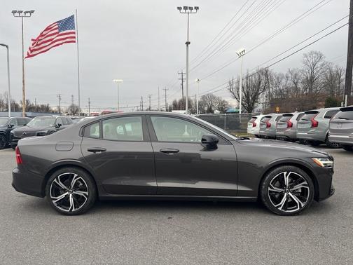 2023 Volvo S60 B5 Ultimate Dark Theme
