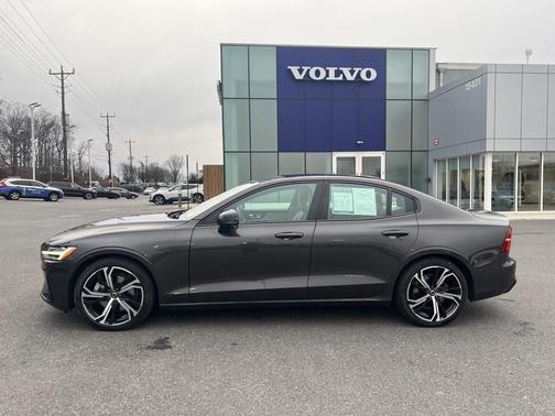 2023 Volvo S60 B5 Ultimate Dark Theme