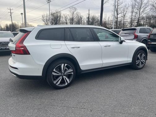 2024 Volvo V60 Cross Country B5 Plus