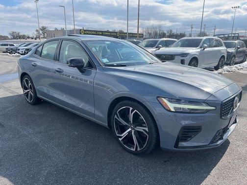 2023 Volvo S60 Recharge Plug-In Hybrid T8 Ultimate Dark Theme