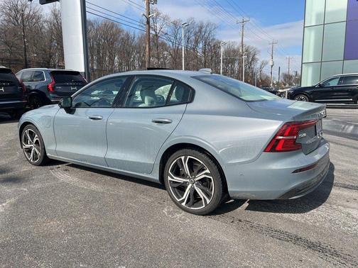 2023 Volvo S60 Recharge Plug-In Hybrid T8 Ultimate Dark Theme