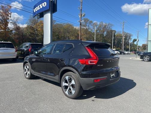 2025 Volvo XC40 B5 Plus Dark Theme