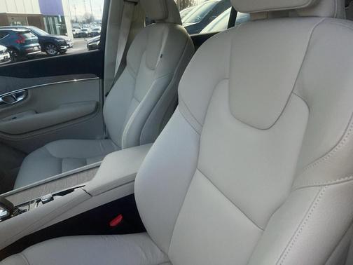 2024 Volvo XC90 Recharge Plug-In Hybrid T8 Plus Bright Theme 7 Passenger