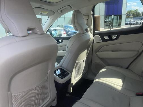 2023 Volvo XC60 B5 Ultimate Bright Theme