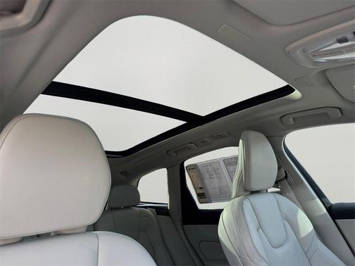 2023 Volvo XC60 B5 Ultimate Bright Theme