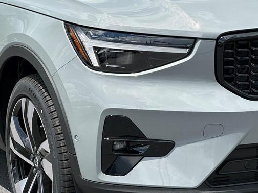 2025 Volvo XC40 B5 Ultra Dark Theme
