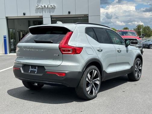 2025 Volvo XC40 B5 Ultra Dark Theme