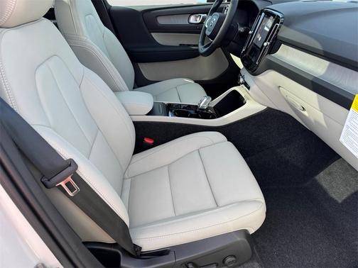 2026 Volvo XC40 B5 Plus