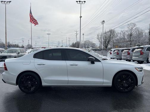 2024 Volvo S60 Recharge Plug-In Hybrid T8 Ultimate Black Edition