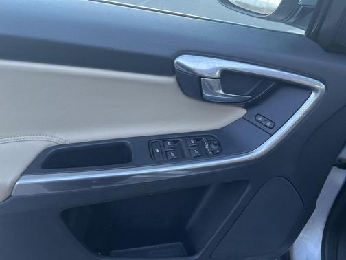 2016 Volvo XC60 T6 Drive-E