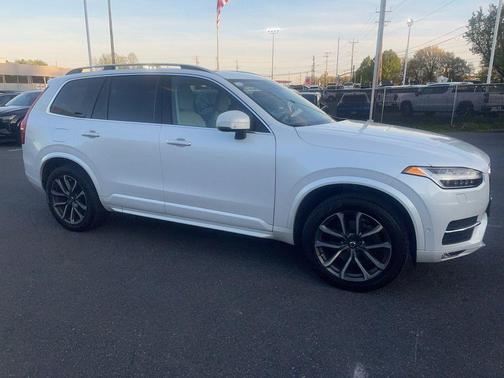 Crystal White Pearl 2017 Volvo XC90 T6 Momentum