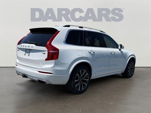 Crystal White Pearl 2017 Volvo XC90 T6 Momentum