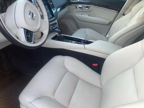 Crystal White Pearl 2017 Volvo XC90 T6 Momentum