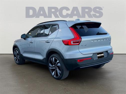 2025 Volvo XC40 B5 Ultra Dark Theme