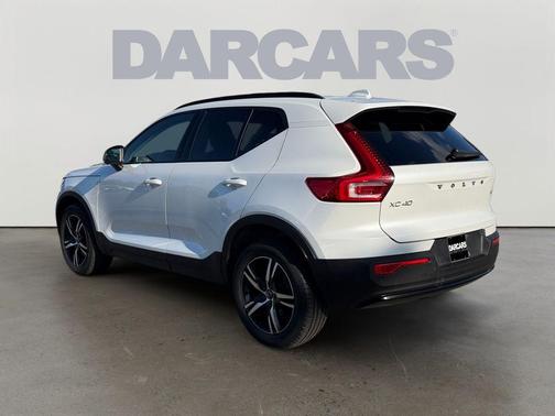 2023 Volvo XC40 B5 Plus Dark Theme