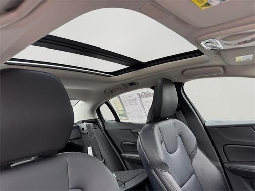 2022 Volvo S60 B5 Momentum