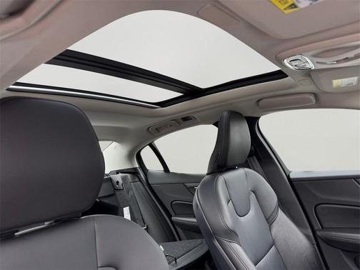 2022 Volvo S60 B5 Momentum