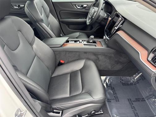 2022 Volvo S60 B5 Momentum
