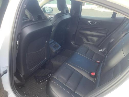 2022 Volvo S60 B5 Momentum