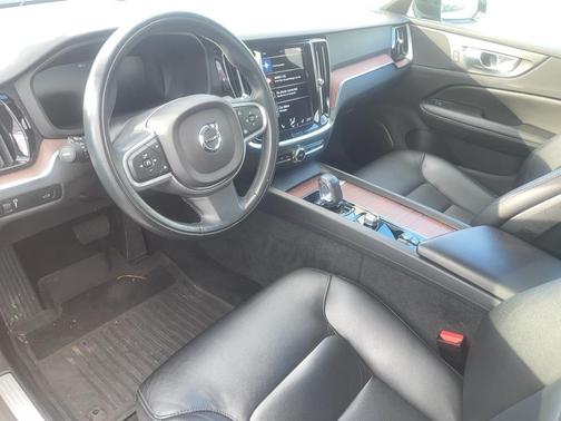 2022 Volvo S60 B5 Momentum