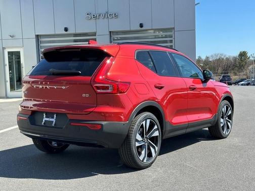 2025 Volvo XC40 B5 Ultra Dark Theme