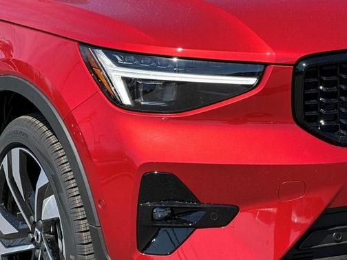 2025 Volvo XC40 B5 Ultra Dark Theme