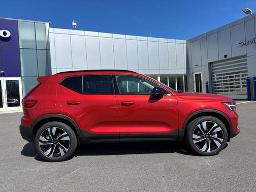 2025 Volvo XC40 B5 Ultra Dark Theme