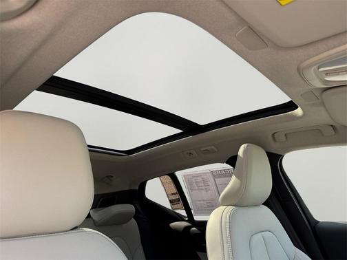 2025 Volvo XC40 B5 Ultra Dark Theme