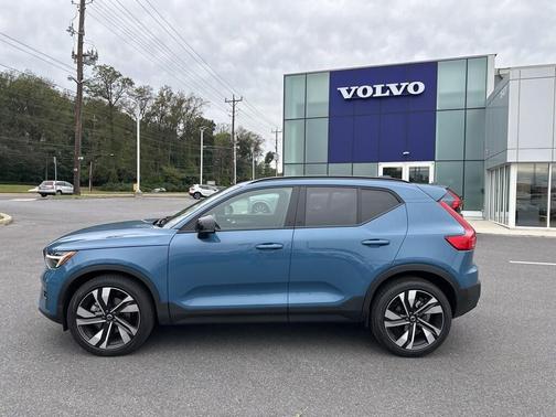2025 Volvo XC40 B5 Ultra Dark Theme