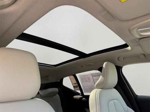 2025 Volvo XC40 B5 Ultra Dark Theme