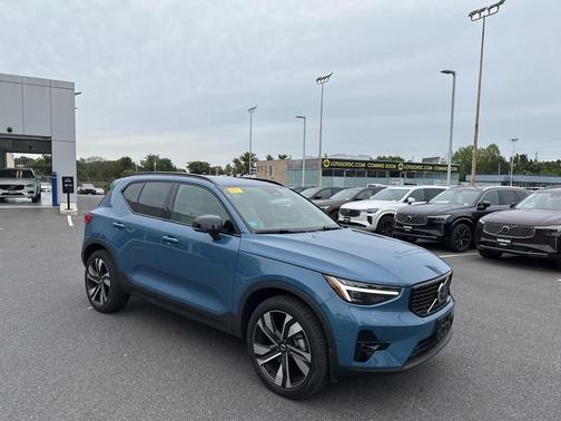 2025 Volvo XC40 B5 Ultra Dark Theme
