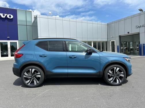 2025 Volvo XC40 B5 Ultra Dark Theme