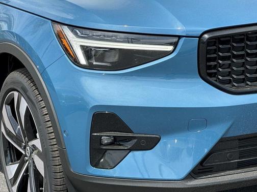 2025 Volvo XC40 B5 Ultra Dark Theme