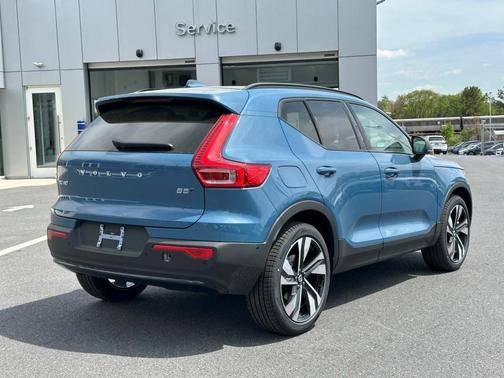 2025 Volvo XC40 B5 Ultra Dark Theme