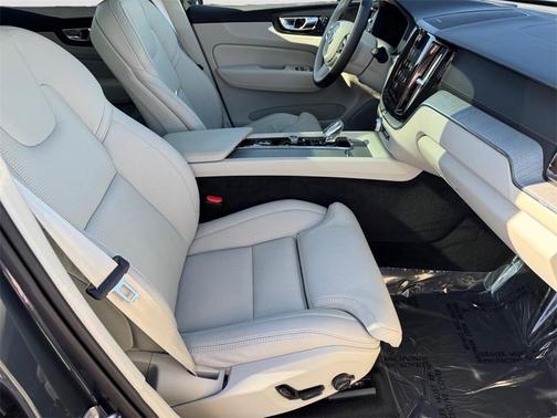 2025 Volvo XC60 B5 Ultra